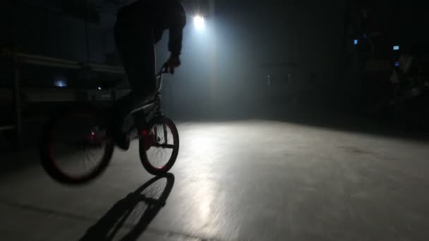 BMX гонщик робить трюки — стокове відео