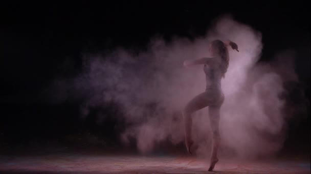 Renkli toz ve dans eden kız — Stok video