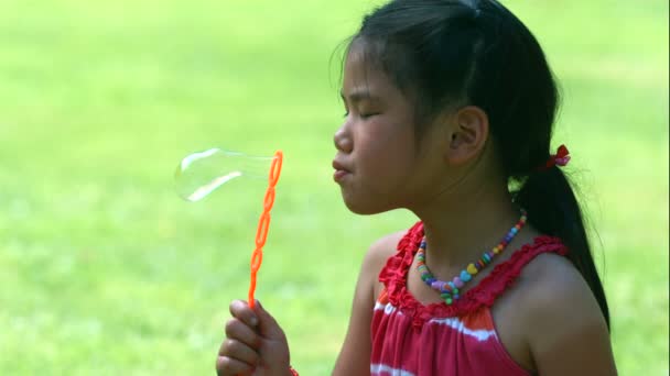 Jong meisje waait bubbels — Stockvideo