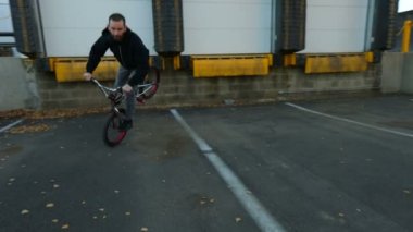 BMX sürücüsü yapmak hileci