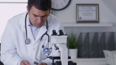 Bir mikroskop kullanarak doktor