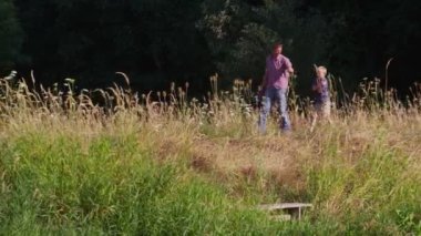 Baba oğul yürüyor.