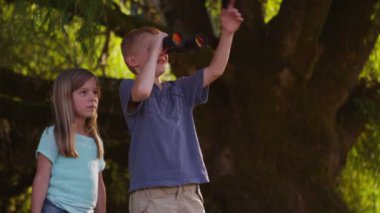 İki çocuk dürbün ile seyir