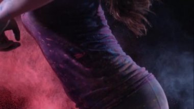 Renkli toz isabet kız