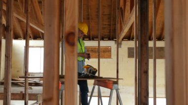 cep telefonuyla konuşurken alt