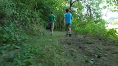 Çocuklar ormanda yürüyüş