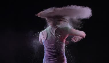 Renkli toz ve dans eden kız