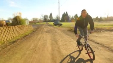 BMX sürücüsü yukarı