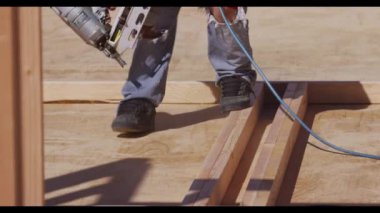 Çivi tabancası kullanarak alt