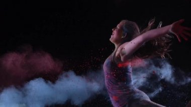 Renkli toz isabet kız