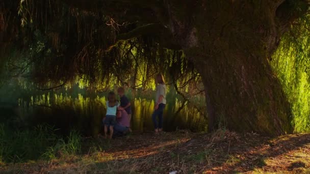 Семья вместе смотрит на пруд — стоковое видео