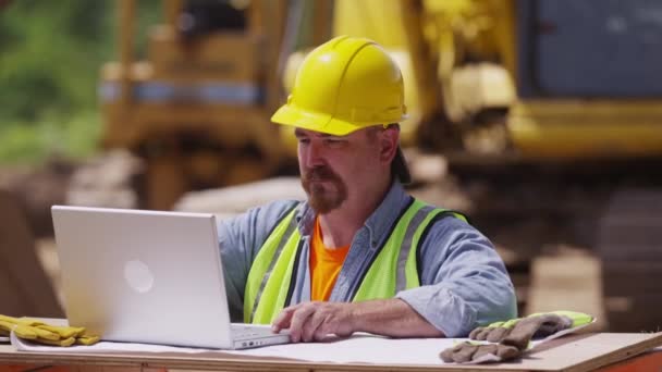 Trabalhador usando laptop — Vídeo de Stock