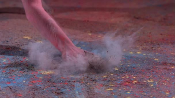 Mano golpeando polvo de color — Vídeos de Stock