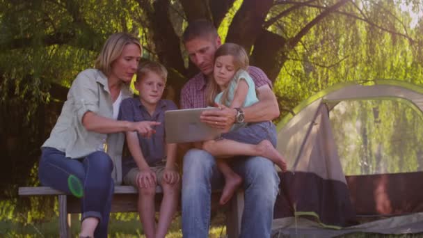 Família usando tablet digital — Vídeo de Stock