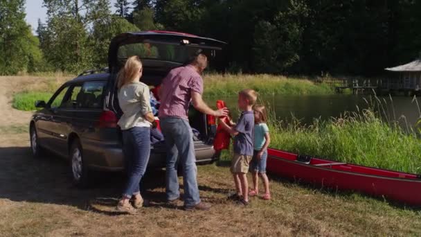 Семейный разгрузочный автомобиль — стоковое видео