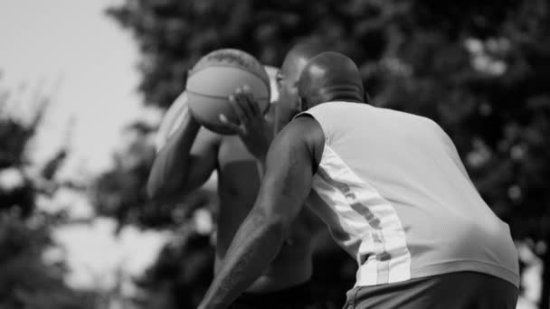 Basket på gatan — Stockvideo