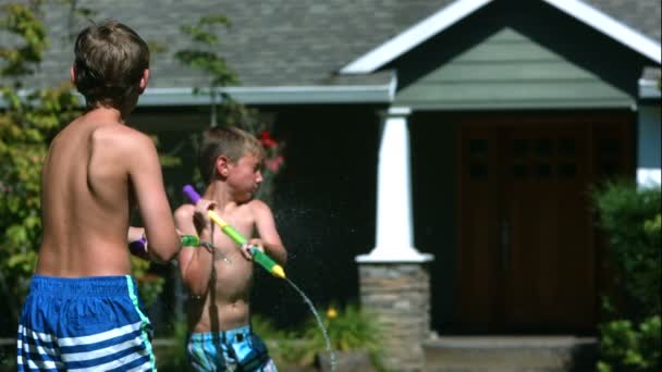 Boys having squirt gun fight — Stock Video