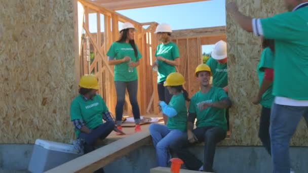 Voluntarios tomando un descanso — Vídeos de Stock