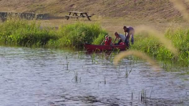 Getting into canoe — Stock Video