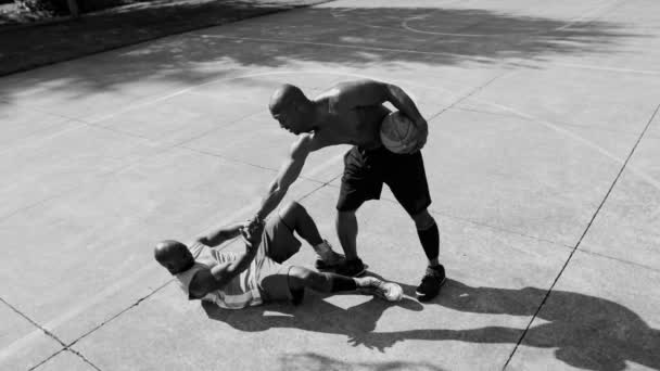 Баскетбол на улице — стоковое видео