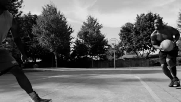 Uno en una calle de baloncesto — Vídeo de stock