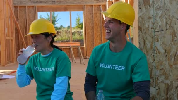 Voluntarios tomando un descanso — Vídeos de Stock