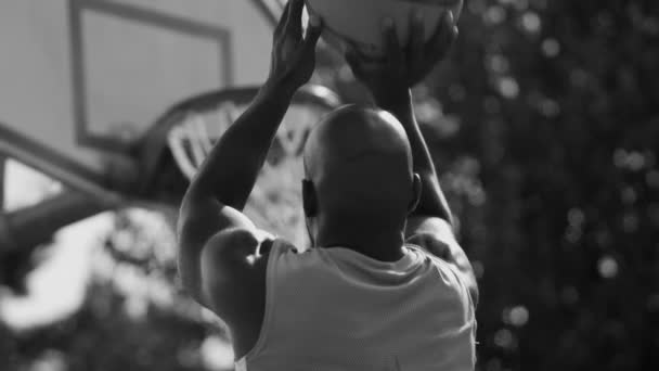 Basketballspieler schießt — Stockvideo