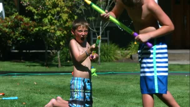 Boys having squirt gun fight — Stock Video