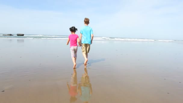 Kinderen lopen op het strand — Stockvideo