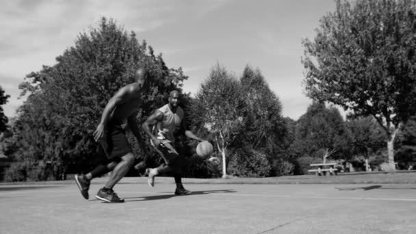 Basketbal op de straat — Stockvideo