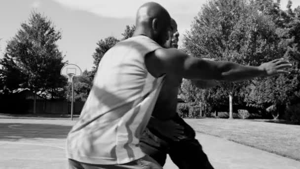 Basketball auf der Straße — Stockvideo