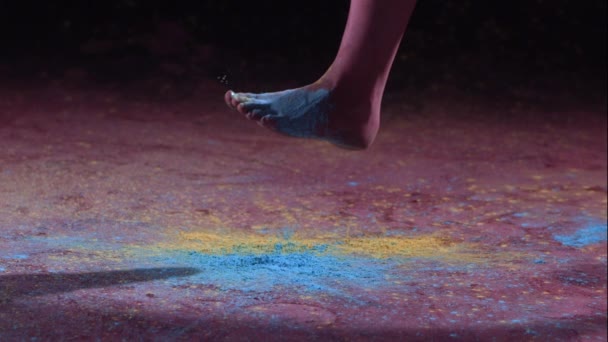 Feet hitting colored powder — Stock Video