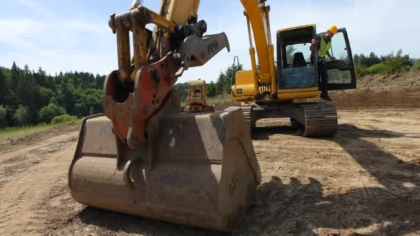 Workers work with equipment — Stock Video