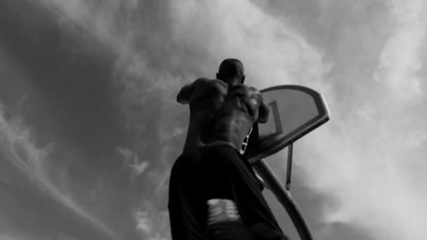 Homem fazendo slam dunk — Vídeo de Stock