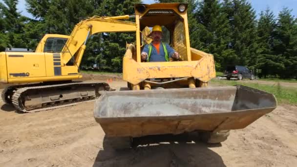 Worker driving excavation equipment — Stock Video