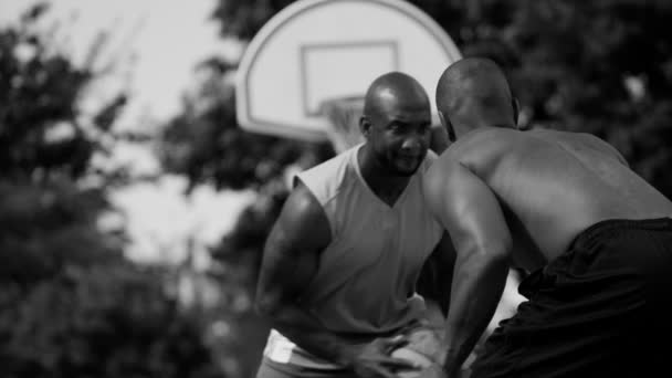 Basketbal op de straat — Stockvideo