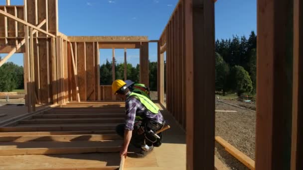 Trabajadores de pie pared — Vídeo de stock