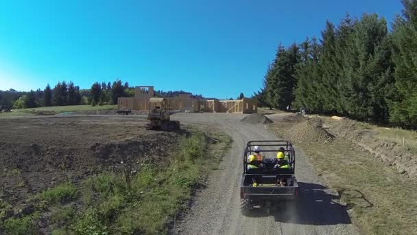 Arbeiter fahren Nutzfahrzeug — Stockvideo