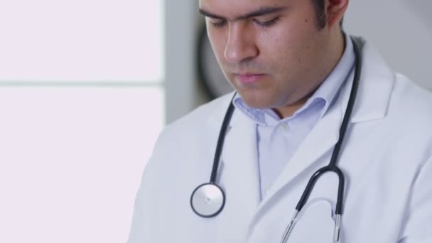 Médecin utilisant une tablette numérique — Video