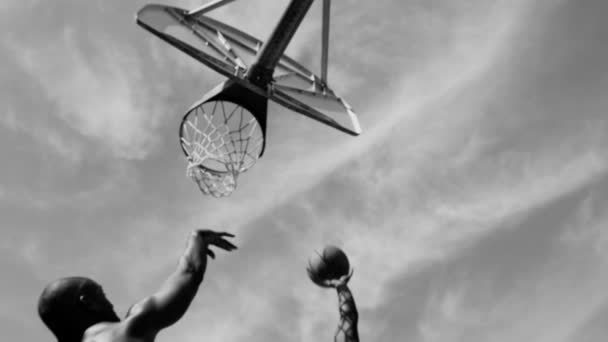 Баскетбол на улице — стоковое видео