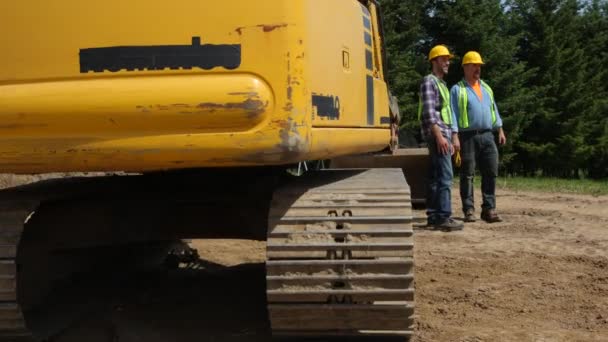 Arbeiter sprechen auf Baustelle — Stockvideo