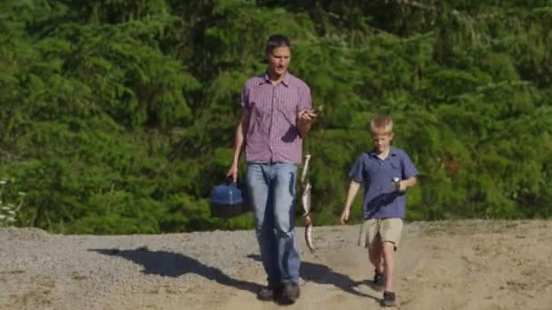 Apa és fia sétál — Stock videók