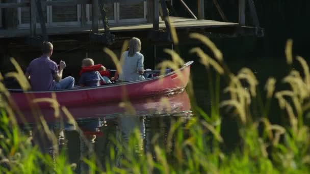 Familia remando en canoa — Vídeo de stock