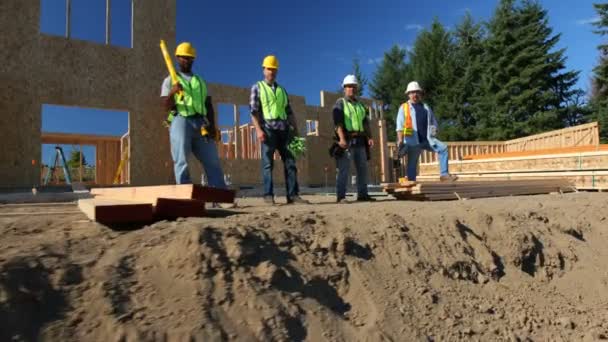 Travailleurs devant le chantier — Video