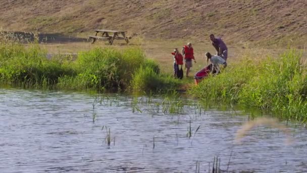 Entrar en canoa — Vídeos de Stock