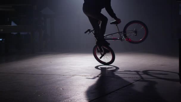 BMX rider doing tricks — Stock Video