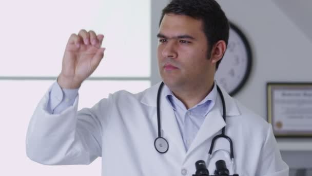 Médico usando um microscópio — Vídeo de Stock