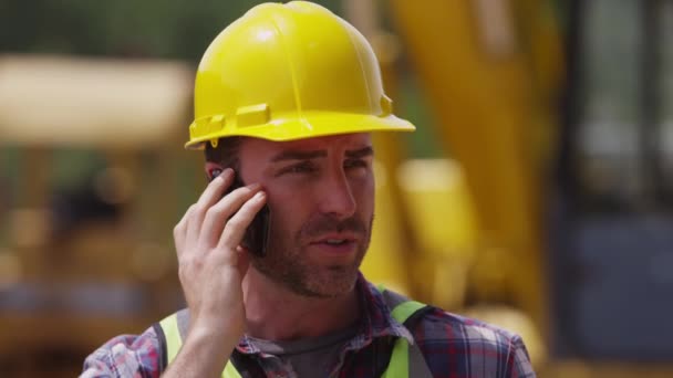 Trabajador hablando por teléfono celular — Vídeos de Stock