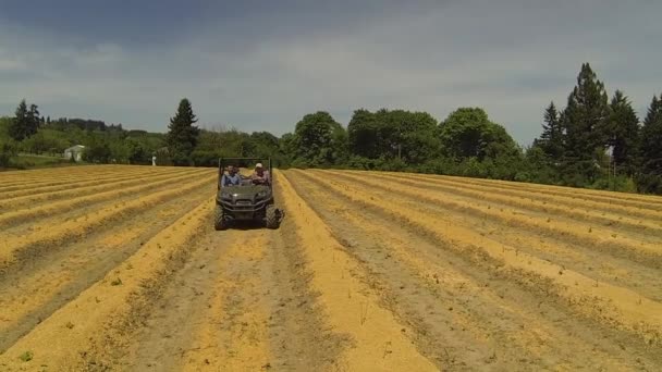 Zwei Landwirte fahren Geländewagen — Stockvideo