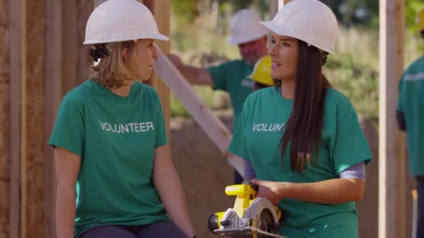 Voluntários que trabalham em conjunto — Vídeo de Stock